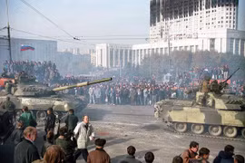 Ngày 4/10/1993, cuộc đụng độ gây rúng động nước Nga kết thúc khi nhóm nghị sĩ nổi dậy, đứng đầu là Phó tổng thống Aleksander Rutskoi, đầu hàng phe của Tổng thống Boris Yeltsin (Ảnh: Tư liệu)