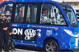 Xe bus tự lái gặp va chạm chỉ sau 1 giờ chạy thử nghiệm.