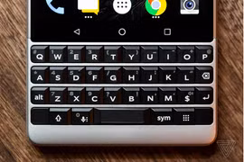 Bàn phím QWERTY là nét đặc trưng không thể lẫn vào đâu được trên những chiếc điện thoại BlackBerry (Ảnh: The Verge)