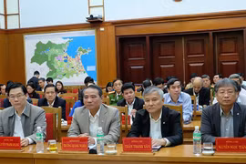 Ông Trần Thanh Vân, Ủy viên Ban Thường vụ, Trưởng Ban Nội chính Thành ủy (thứ 2 từ phải qua) vừa bị kỷ luật Cảnh cáo vì những vi phạm quy định về thẩm quyền nhiệm vụ. Ảnh dangbodanang.vn