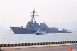 Chều 5/3, chiến hạm hộ tống siêu mẫu hạm USS Carl Vinson (CVN-70) là tàu khu trục tên lửa USS Wayne E.Meyer (DDG-108) đã đến Đà Nẵng.