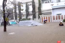 Sáng 18/12, trong khuôn khổ hoạt động thảo luận tại hội trường, các đại biểu tham dự kỳ họp thứ 9 HĐND TP Đà Nẵng đã “mổ xẻ” nguyên nhân Đà Nẵng bị "nhấn chìm" do mưa lớn diễn ra từ ngày 8-12/12 vừa qua.