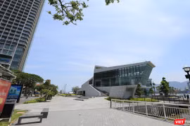 Dự án khu dịch vụ du lịch nhà hàng Café-Bar và bến du thuyền khu vực trước khách sạn Novotel dù đã hoàn thiện việc xây lắp những vẫn trùm mền yên ắng.