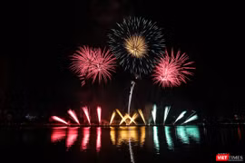 Pháo hoa Đà Nẵng 2018 đê, thứ hai, Pháp-Mỹ “kẻ tám lạng, người nửa cân“