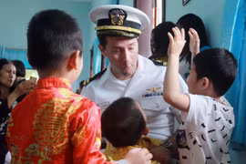 Sáng 6/3, trong khuôn khổ chuyến thăm của đội tàu sân bay USS Carl Vinson (CVN-70) đến Đà Nẵng, Ban nhạc của Hạm đội 7 Hải Quân Mỹ đã có buổi thăm và giao lưu với trẻ em ở Làng trẻ SOS TP.Đà Nẵng.