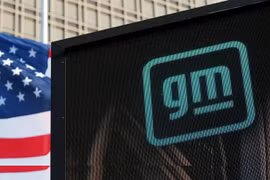 Logo GM tại trụ sở General Motors ở Detroit, bang Michigan, ngày 16/3/2021. Ảnh Rebecca Cook/Reuters