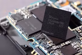 Chip bộ nhớ di động do SK Hynix sản xuất trong hình minh họa được chụp vào ngày 10/5/2013, Seoul, Hàn Quốc. Ảnh Reuters