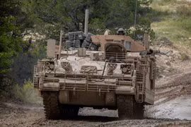 Một chiếc AMPV thuộc Sư đoàn kỵ binh số 1 thử nghiệm thực địa tại Fort Hood, Texas, tháng 9/2018. Lái xe ngồi ở bên trái, tương tự như M2 Bradley. Ảnh Popular Mechanics