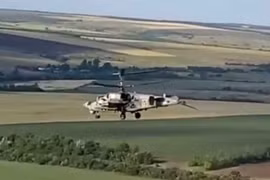 Trực thăng tấn công Ka-52 "Alligator" bị trúng đạn, phá hủy phần đuôi đang bay về căn cứ. Ảnh video RG.