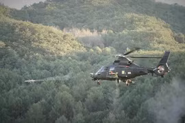 Trực thăng trinh sát tấn công hạng nhẹ LAH của Hàn Quốc phóng tên lửa ATGM Taipeirs. Ảnh Military Leak