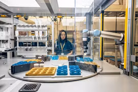 Yan Zeng, nhà khoa học tại Phòng thí nghiệm Quốc gia Lawrence Berkeley và phòng A-Lab. Ảnh Berkeley Lab.