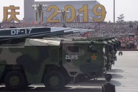 Tên lửa đạn đạo tầm trung DF-17 trong cuộc diễu binh ngày Quốc Khánh Trung Quốc năm 2019. Ảnh SCMP