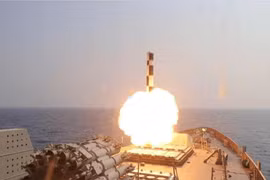 Tên lửa hành trình BrahMos phóng thành công từ chiến hạm Hải quân Ấn Độ trên Biển Ả Rập ngày 5/3/ 2023. Ảnh: PTI