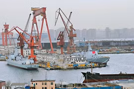 Trung Quốc hạ thủy 2 khu trục hạm Type-052DL cùng một ngày ở Đại Liên. Ảnh Naval News