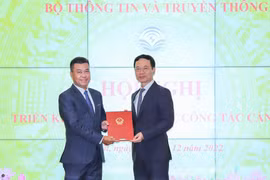 Bộ trưởng Nguyễn Mạnh Hùng trao quyết định bổ nhiệm Tổng biên tập Báo VietNamNet cho Nhà báo Nguyễn Bá. Ảnh: Lê Anh Dũng - VietNamNet.