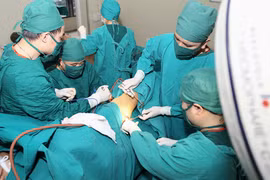 Các bác sĩ Bệnh viện đa khoa Đức Giang đang phẫu thuật cho bệnh nhân