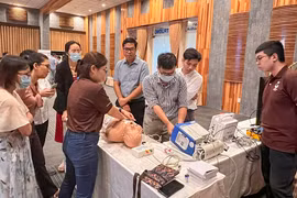 Các chuyên gia hướng dẫn thực hành cấp cứu cho nhân viên y tế 