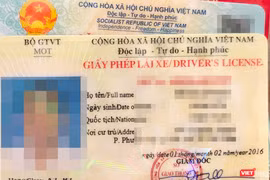 Bưu điện Quảng Nam phối hợp với Sở GTVT tỉnh này triển khai hướng dẫn cấp đổi giấy phép lái xe và cấp hộ chiếu trực tuyến tại các bưu điện trung tâm.