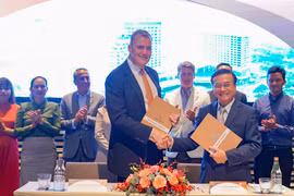 Ông Steven Wolstenholme – Chủ tịch kiêm Tổng giám đốc điều hành Hoiana và ông Lương Minh Sâm - Chủ tịch Hội đồng trường ĐH Đông Á tại buổi ký kết.