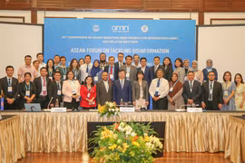 Các đại biểu tham dự Diễn đàn khu vực ASEAN về ứng phó và xử lý tin sai sự thật trên không gian mạng chụp ảnh lưu niệm