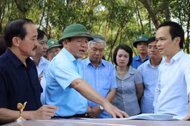 Chủ tịch FLC Trịnh Văn Quyết đi khảo sát các địa điểm làm dự án cùng lãnh đạo Quảng Trị. (Ảnh: Cổng thông tin Quảng Trị)