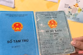 Từ ngày 1/1/2023, hộ khẩu giấy không còn tác dụng và các cơ quan chức năng sẽ quản lý thông tin cư trú của người dân bằng phương thức điện tử hay thường gọi là sổ hộ khẩu điện tử.