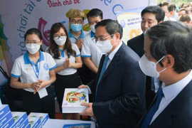 Đi thăm các gian hàng tại Ngày hội Khởi nghiệp quốc gia của học sinh, sinh viên, Thủ tướng cho rằng phải thúc đẩy mạnh mẽ hệ sinh thái khởi nghiệp ngành giáo dục.