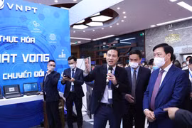 Đại diện VNPT giới thiệu với quan khách về các giải pháp chuyển đổi số.