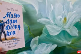 Họa sĩ - tác giả Trần Thùy Linh vừa giới thiệu "Muôn dặm đường hoa" tới công chúng đọc 