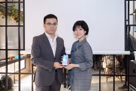Ông Simon Xu, chủ tịch HONOR Vietnam và diễn viên Trần Hà Quỳnh Anh tại buổi lễ ra mắt Lite 10.