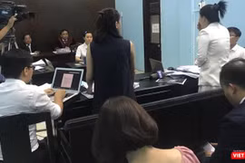 Đại diện Bệnh viện FV (áo đen) và bệnh nhân C (áo trắng) tranh luận căng thẳng tại phiên tòa.