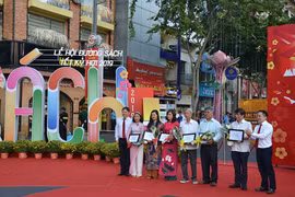Lãnh đạo TP.HCM cắt băng khai mạc Lễ hội đường sách Tết Kỷ Hợi 2019