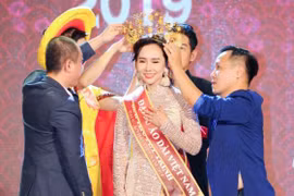 NTK Việt Hùng - Trưởng BTC chương trình trao vương miện cho Trương An Xinh, quán quân Đại sứ Áo dài 2019 bảng Quý bà 