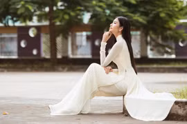 Á hậu Hoàng Thùy tha thướt như nữ sinh thả dáng trên sân trường 