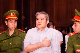 Bị cáo Nguyễn Văn Thông được đưa đi cấp cứu giữa phiên xử sáng 25/9 vì biểu hiện sức khỏe không tốt 