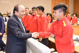 Thủ tướng Nguyễn Xuân Phúc khen ngợi đội tuyển Việt Nam (Ảnh: Chinhphu.vn)