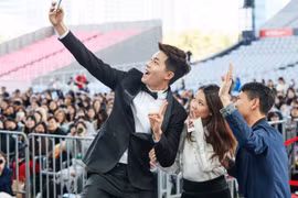 Quốc Anh cùng đoàn phim giao lưu, hút hồn fan Hàn tại LHP Busan 