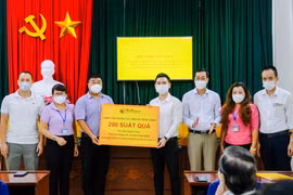Ông Đỗ Vinh Quang, Thành viên HĐQT Tập đoàn, Chủ tịch CLB Bóng đá Hà Nội trao tặng các phần quà hỗ trợ cho người dân phường Hàng Bài (quận Hoàn Kiếm) gặp khó khăn do dịch COVID-19