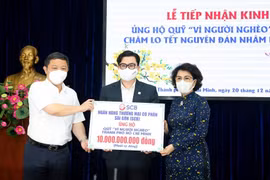 Phó Chủ tịch UCND TP Ông Dương Anh Đức và Chủ tịch Ủy Ban MTTQ TP.HCM Bà Tô Thị Bích Châu tiếp nhận hỗ trợ từ SCB.
