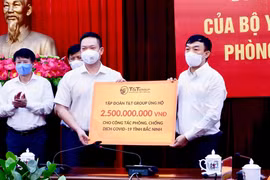 Đại diện Tập đoàn T&T Group trao ủng hộ tỉnh Bắc Ninh
