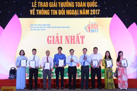 Phó Thủ tướng Phạm Bình Minh và Trưởng Ban Tuyên giáo TW Võ Văn Thưởng trao Giải Nhất cho các tác giả, nhóm tác giả.