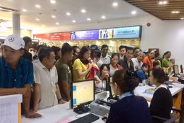 Các cửa hàng nhà mạng chật cứng vì khách hàng đến bổ sung thông tin.