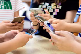 Người Việt chủ yếu sử dụng di động để truy cập mạng xã hội và xem video trực tuyến với phản hồi từ 80% số người tham gia khảo sát. Ảnh: Facebook