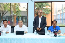 Tân Chủ tịch Sài Gòn FC Nguyễn Thái Phiên (thứ hai từ phải sang)
