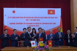 Hai bên ký công hàm cho vay chiều 15-1. Ảnh TG