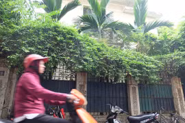 Căn biệt thự công vụ 12 Nguyễn Chế Nghĩa, quận Hoàn Kiếm có diện tích hơn 410m2 bỏ hoang từ tháng 12-2014 đến nay - Ảnh: XUÂN LONG