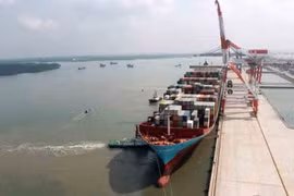 Tàu Arthur Maersk cập cảng Tân Cảng - Cái Mép Thị Vải để lấy hàng đi bờ Đông (Mỹ). Ảnh: Lê Anh