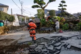 Trong vòng 24 giờ, tỉnh Kumamoto của Nhật Bản đã hứng chịu hai trận động đất mạnh khiến ít nhất 32 người thiệt mạng, hàng ngàn người mất nhà cửa. (Nguồn: AFP/Telegraph)