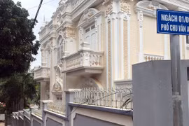 Tòa nhà dư luận cho rằng của ông Khánh, ở số 8 đường Chu Văn An, Tiểu khu 2 Thị trấn Yên Châu, Sơn La - Ảnh: Đ.Bình