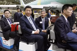 Chủ tịch Trung Quốc Tập Cận Bình (giữa) thăm nhà máy lắp ráp máy bay Boeing ở Everett, Mỹ, ngày 23/9 - Ảnh: Getty/Bloomberg.